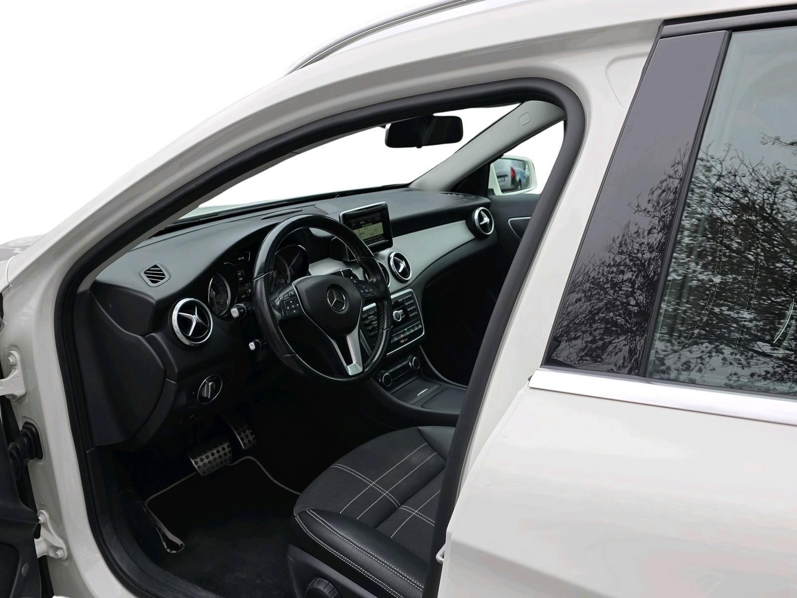 MERCEDES-BENZ GLA 220