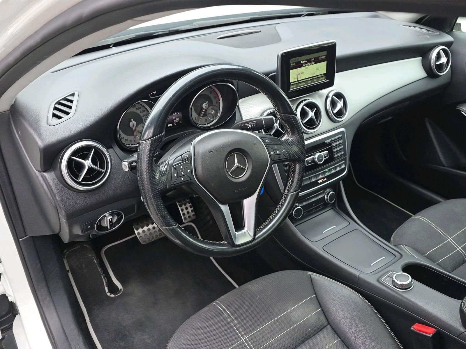 MERCEDES-BENZ GLA 220