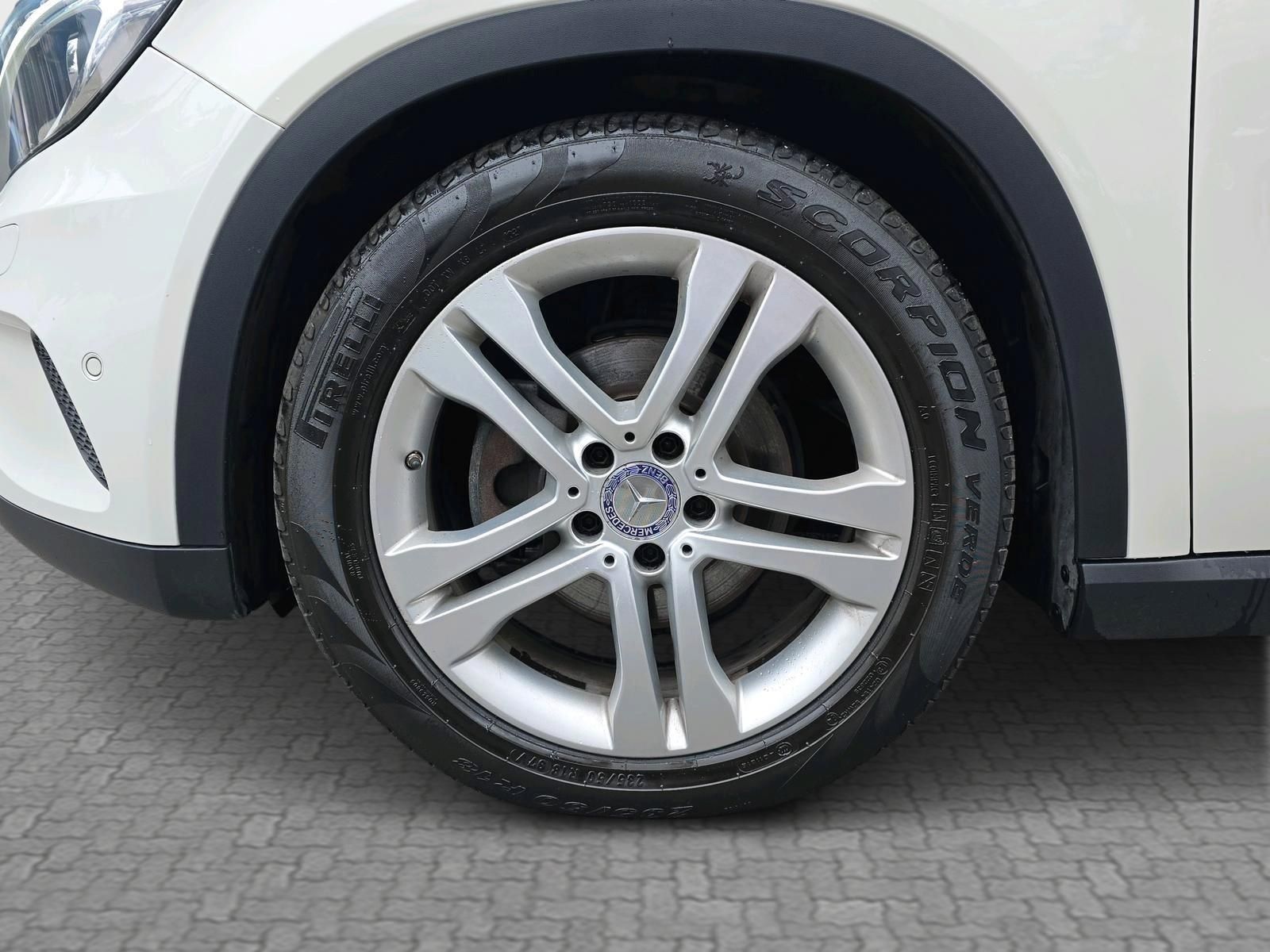 MERCEDES-BENZ GLA 220