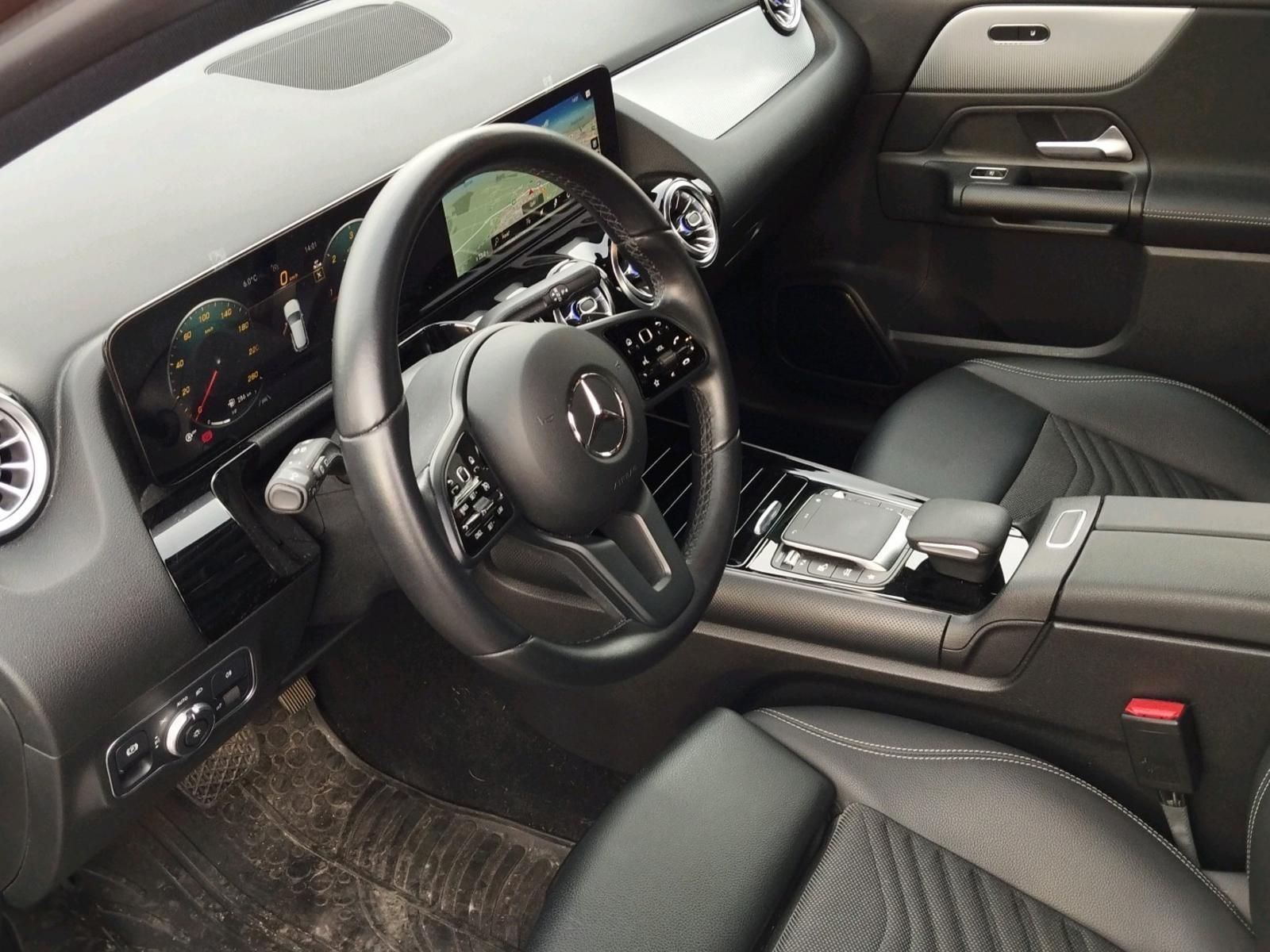 MERCEDES-BENZ GLA 200