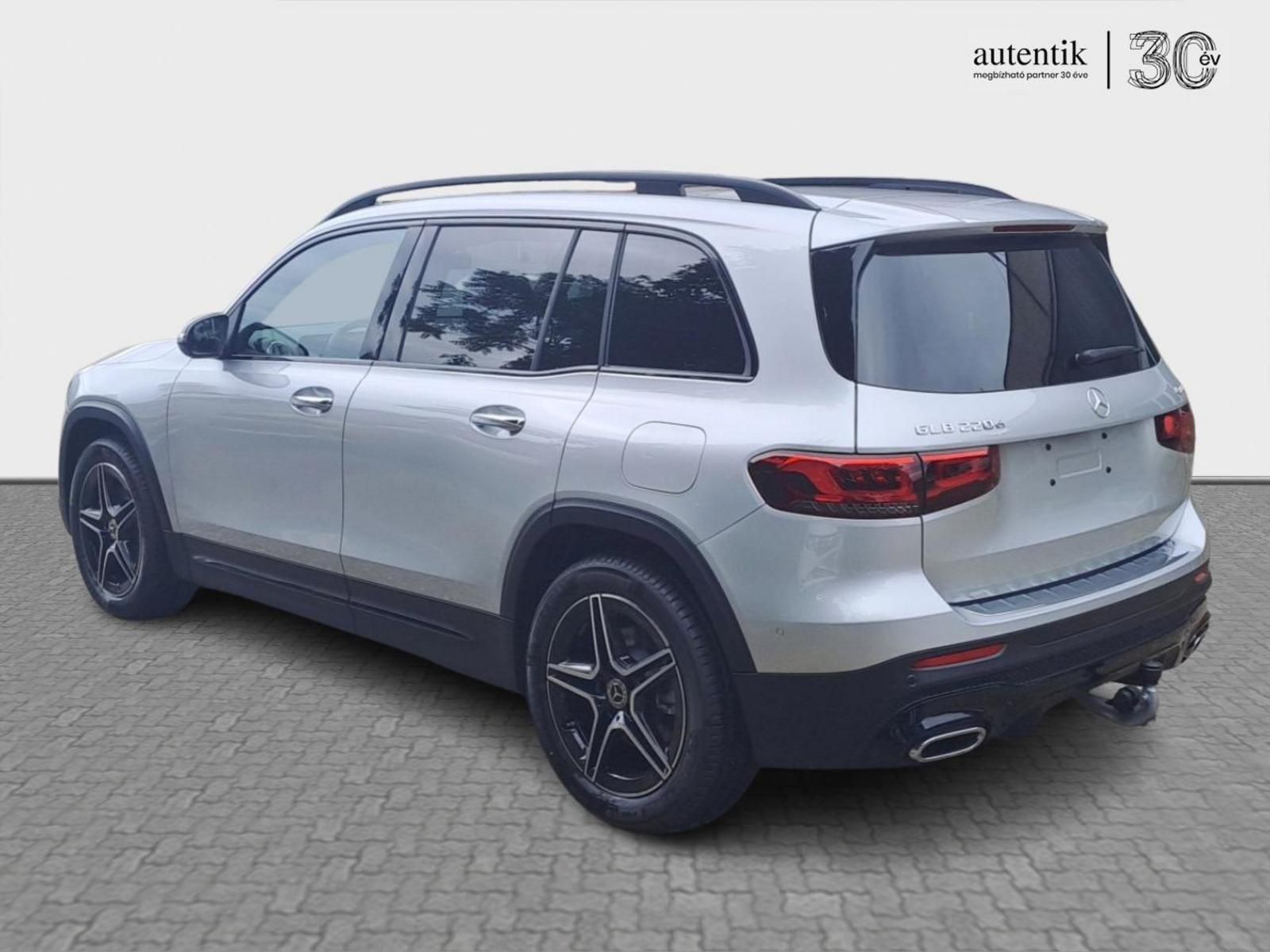 MERCEDES-BENZ GLB 220