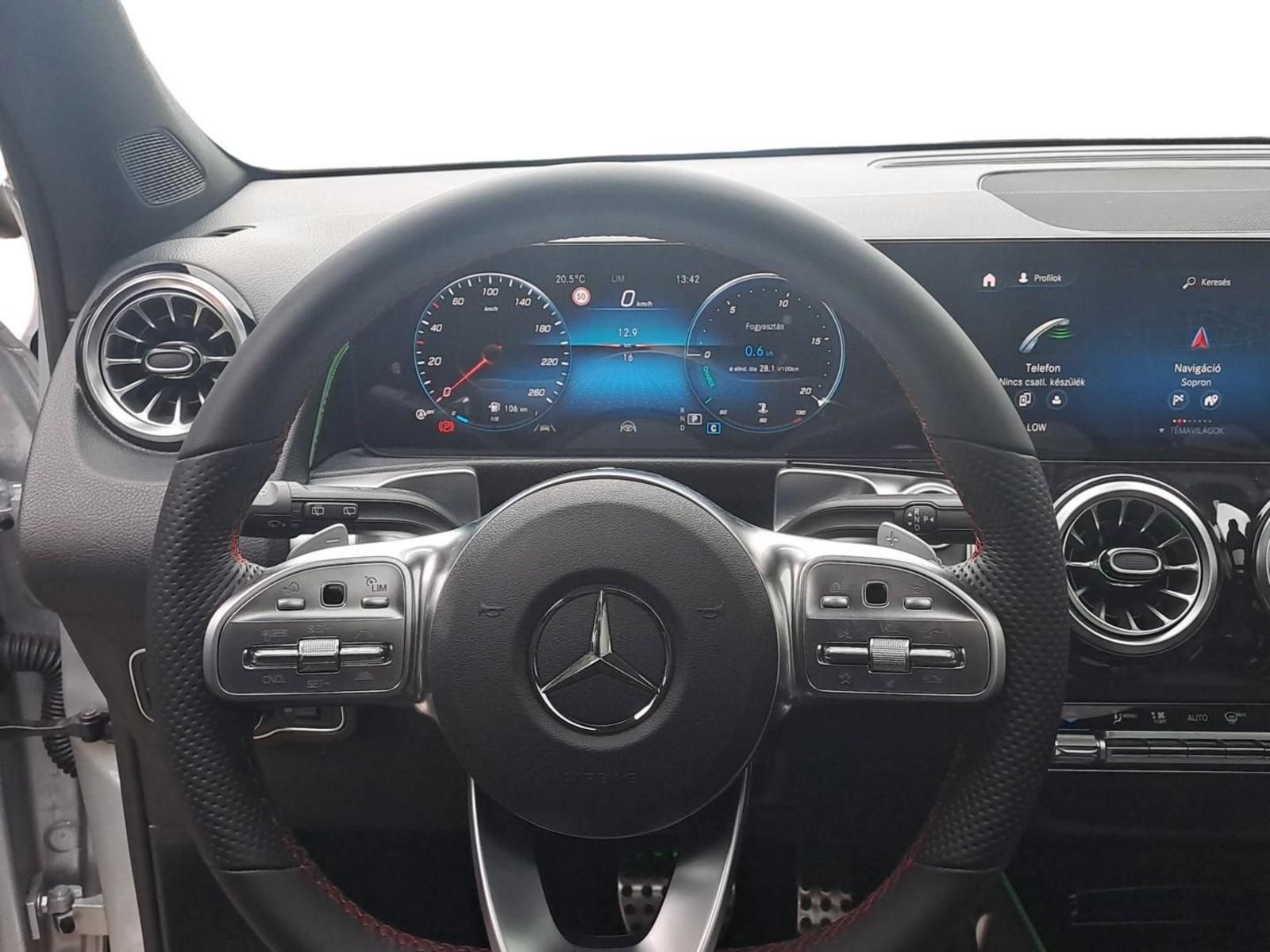 MERCEDES-BENZ GLB 220