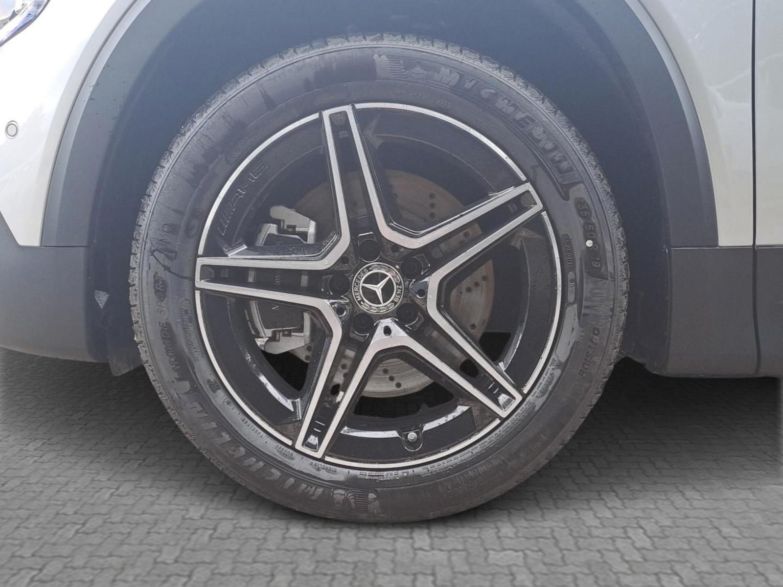 MERCEDES-BENZ GLB 220