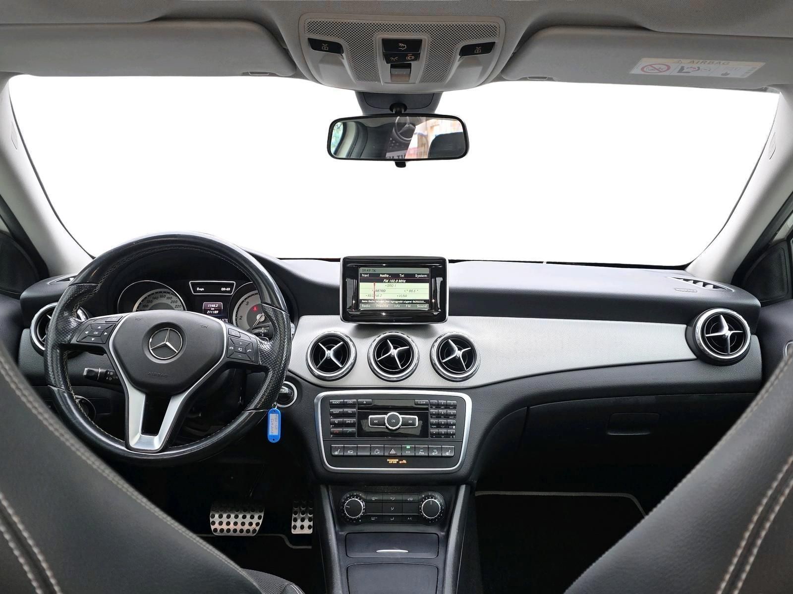 MERCEDES-BENZ GLA 220