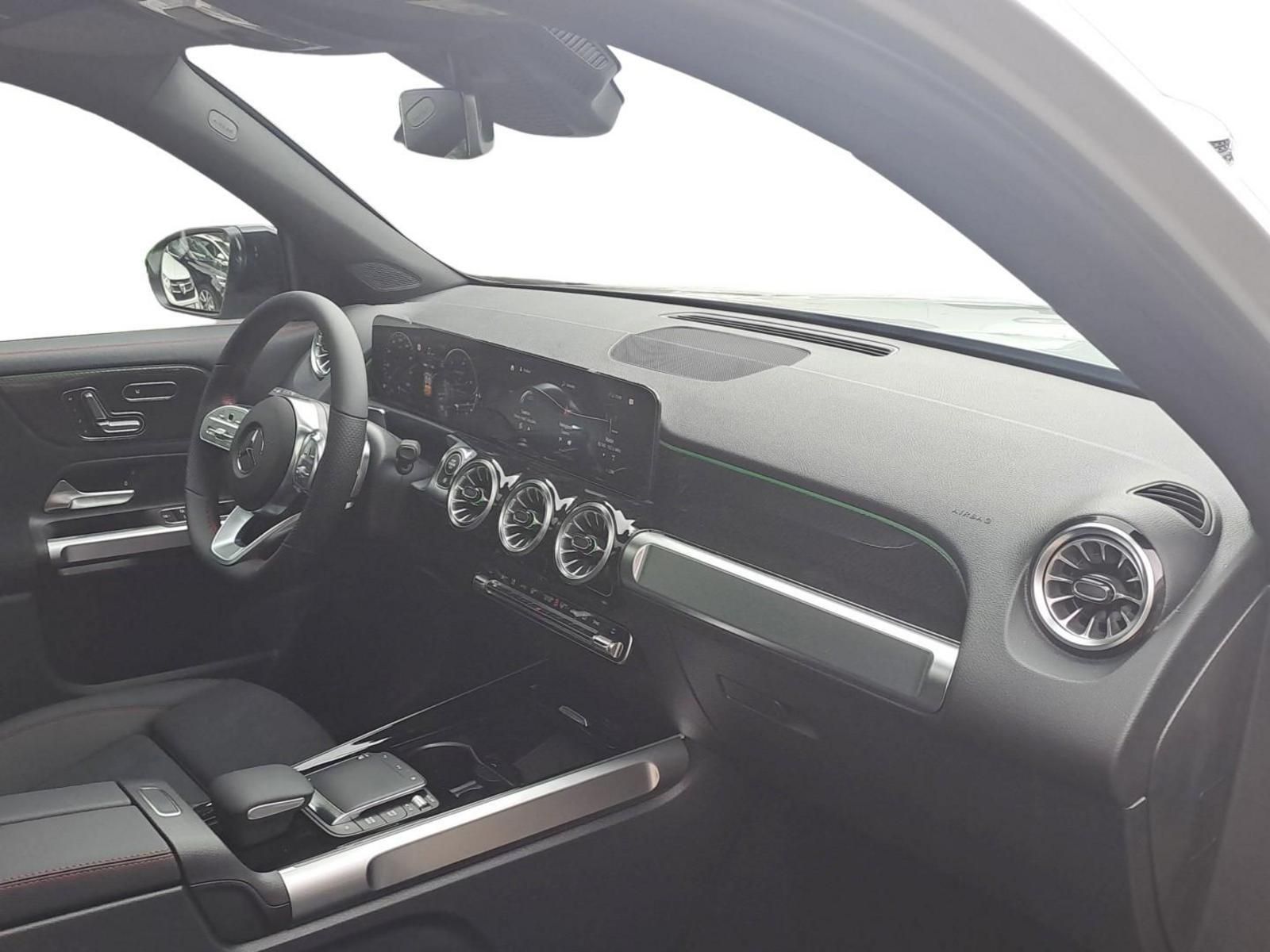 MERCEDES-BENZ GLB 220