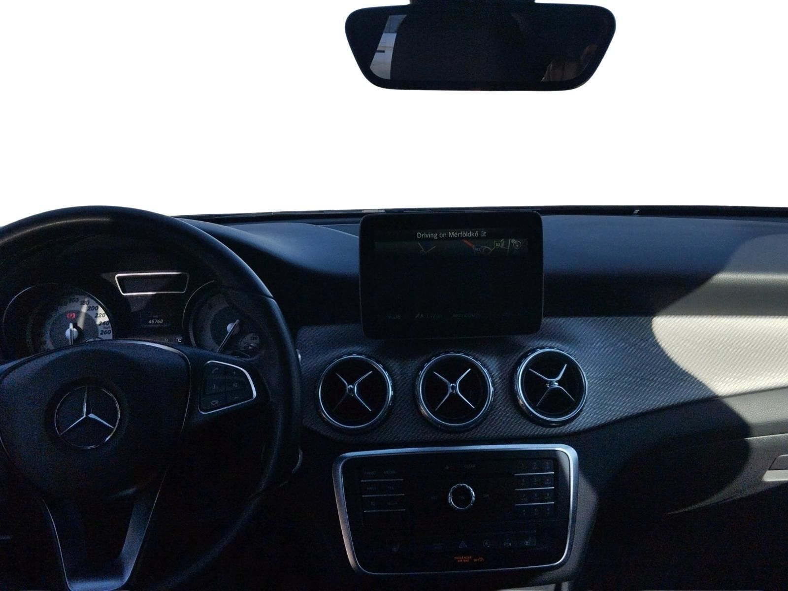 MERCEDES-BENZ GLA 200